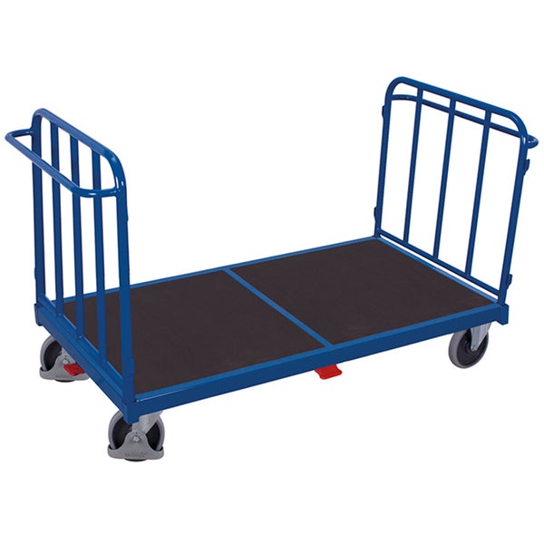 Blauer Plattformwagen mit zwei Stirnwänden aus Stahlrohr und rutschhemmender Ladefläche auf vier Rollen.