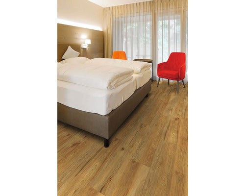 Heller Bodenbelag in Eichenoptik in einem modern eingerichteten, hellen Schlafzimmer mit Doppelbett und großen Fenstern.
