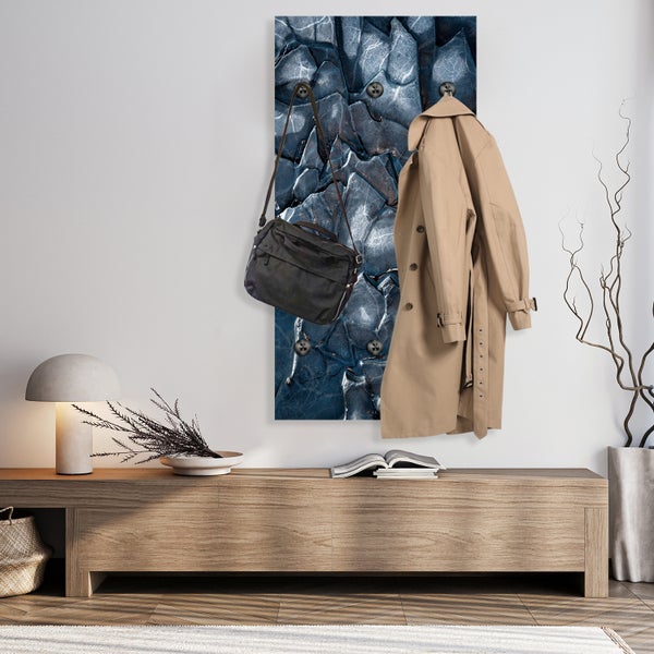 Garderobe mit Jacke und Tasche in modernem Flur