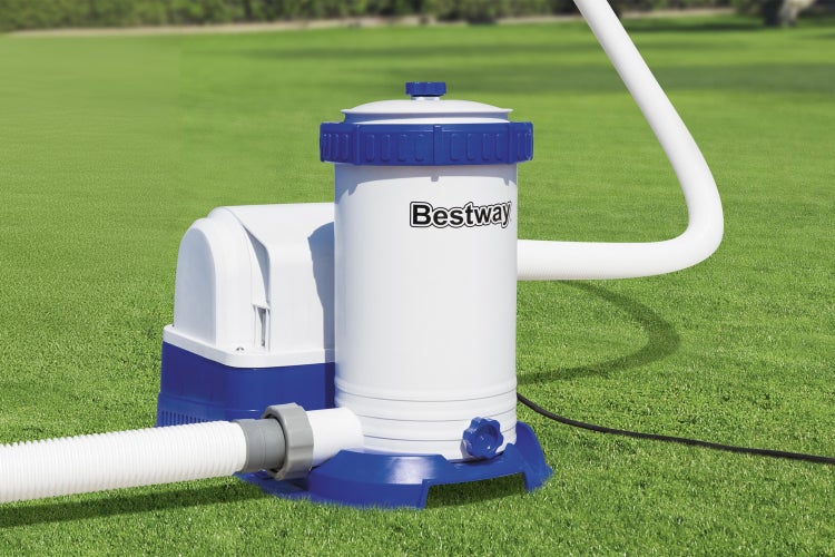 Bestway Flowclear Skimatic Filterpumpe für Pools auf einer Rasenfläche mit Schläuchen.