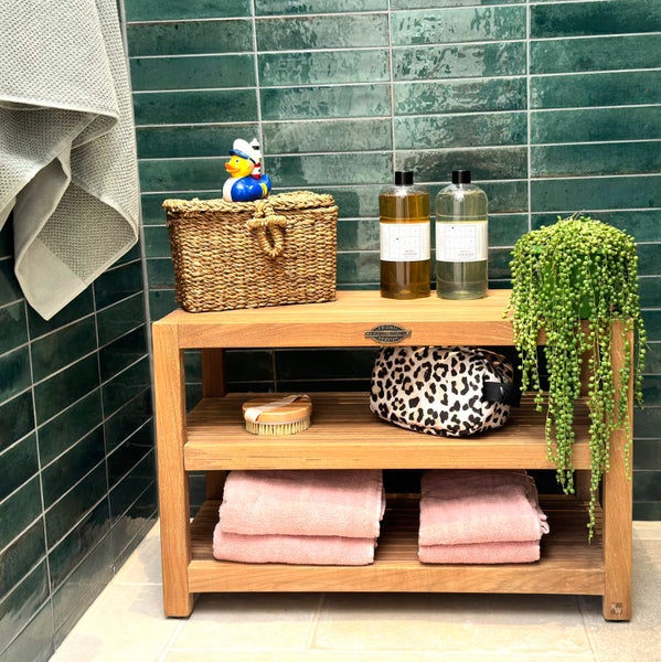 Badezimmerablage aus Holz mit zwei Ablageflächen und verschiedenen Badutensilien dekoriert