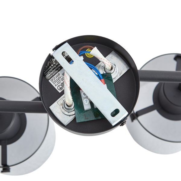 Innenansicht einer Deckenleuchte mit Verkabelung und Montagehalterung.