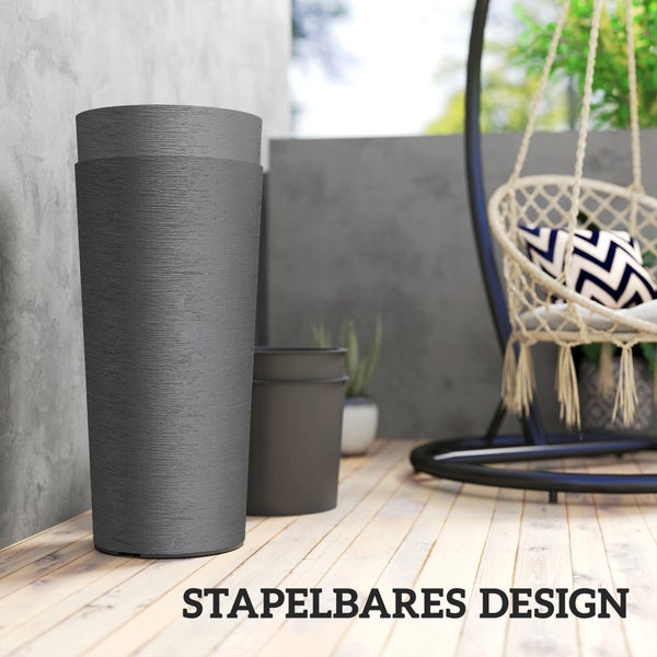 Ineinander gestapelte hohe Pflanzkübel mit Oberflächenstruktur auf einer Terrasse mit Holzboden und Hängesessel. Stapelbares Design.