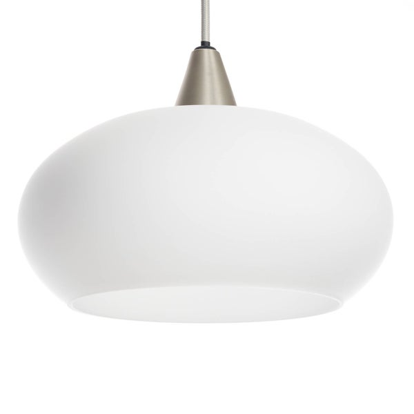 Pendelleuchte mit ovalem Schirm aus weißem Glas und silberfarbener Metallaufhängung.