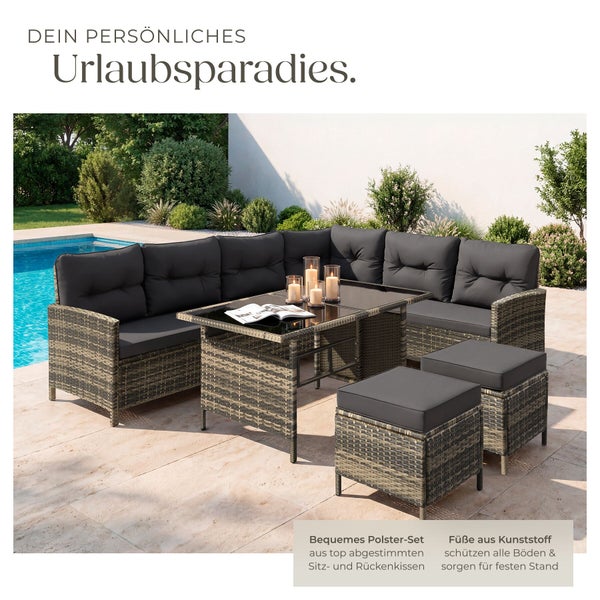 Garten-Lounge-Set aus Polyrattan mit Ecksofa, zwei Hockern, Glastisch und dunkelgrauen Polstern auf einer Terrasse am Pool.