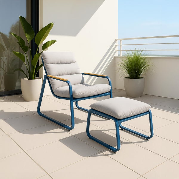 Moderner Garten-Loungesessel mit Hocker, blaues Metallgestell, graue Polster und Holzarmlehnen auf einem hellen Balkon mit Pflanzen.