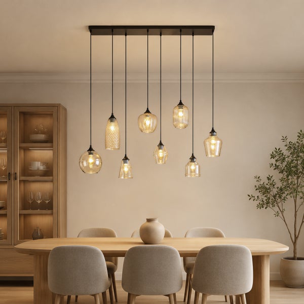 Mehrflammige Pendelleuchte mit 8 Schirmen aus bernsteinfarbenem Glas in verschiedenen Formen über einem Holztisch im modernen Esszimmer.