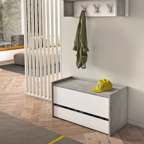Flur mit Garderobe, Schuhbank und Hakenleiste
