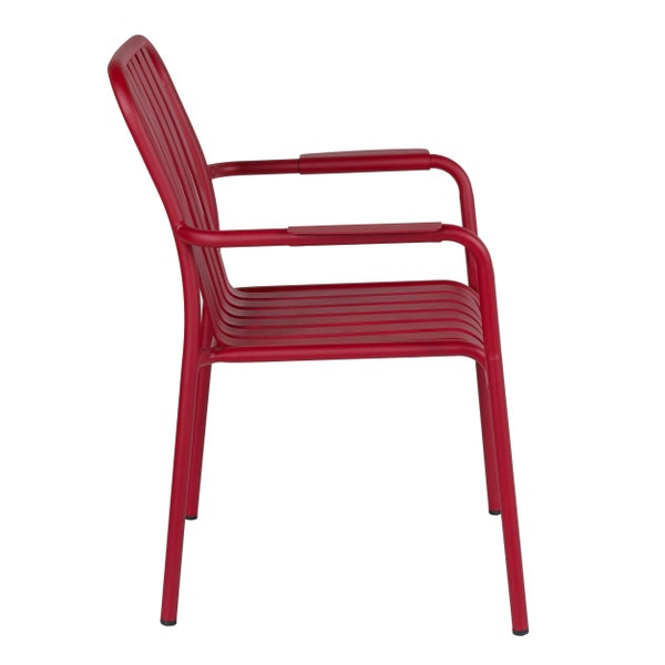 Roter Gartenstuhl aus Metall mit Armlehnen und Lamellendesign in der Seitenansicht.
