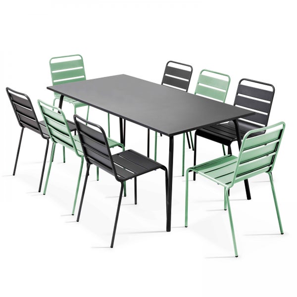 Moderne Garten-Essgruppe mit rechteckigem Metalltisch und Metallstühlen auf einer hellen, organisierten Steinterrasse.