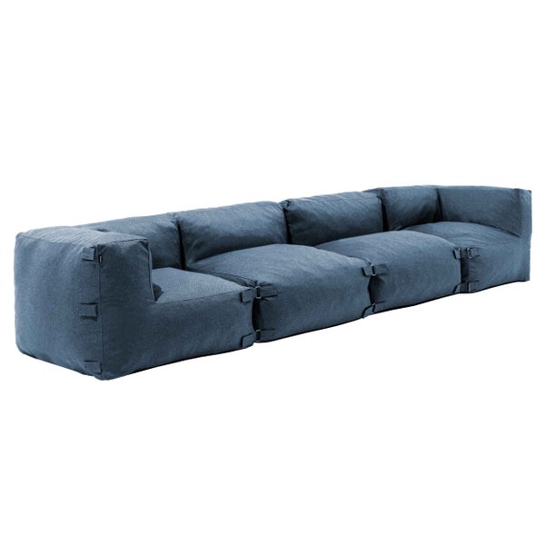 Modulares Sofa aus blauem Stoff mit sichtbaren Verbindungsriemen zwischen den Sitzelementen.