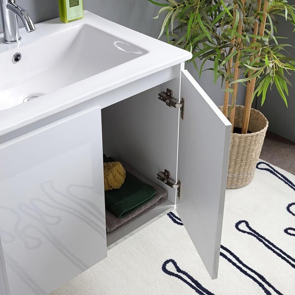 Badezimmerwaschtisch mit offenem Schrank zur Aufbewahrung von Handtüchern und Badutensilien