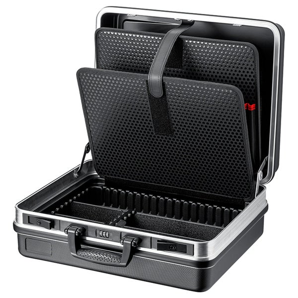 Offener Werkzeugkoffer aus Kunststoff mit Aluminiumrahmen, Innenfächern, gelochten Werkzeugtafeln und Zahlenschloss.