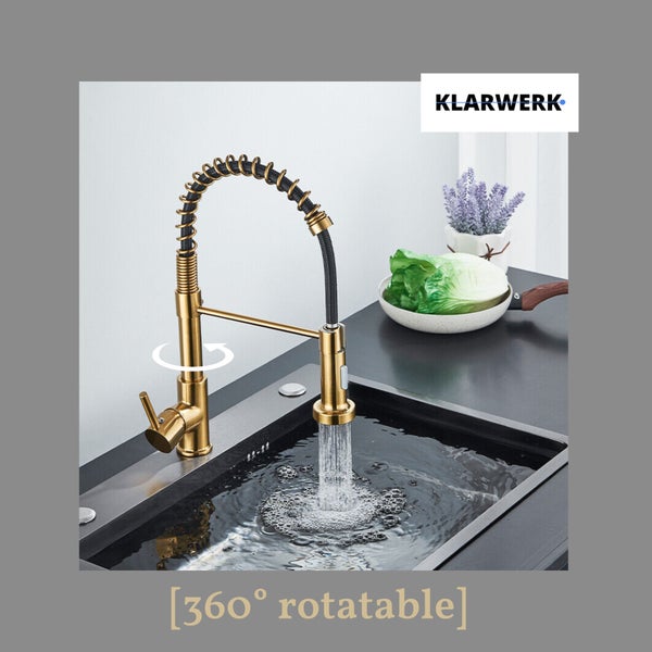 Goldene Küchenarmatur mit Spiralfeder, 360 Grad schwenkbar, Wasserstrahl fließt in dunkle Spüle, Klarwerk Logo.