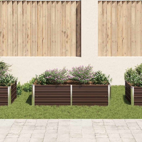 Rechteckiges Hochbeet aus Metall mit Blumenbepflanzung im Garten vor einem Holzzaun und einer Terrasse