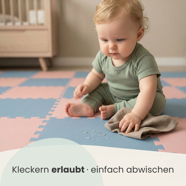 Kleinkind sitzt auf einer pflegeleichten Puzzlematte aus Schaumstoff, auf der Wassertropfen mit einem Tuch abgewischt werden.