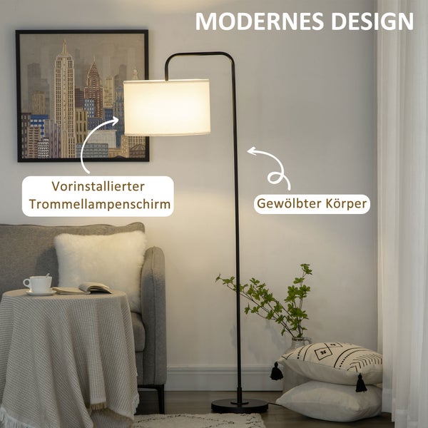 Stehlampe mit Stoffschirm in Wohnzimmerumgebung