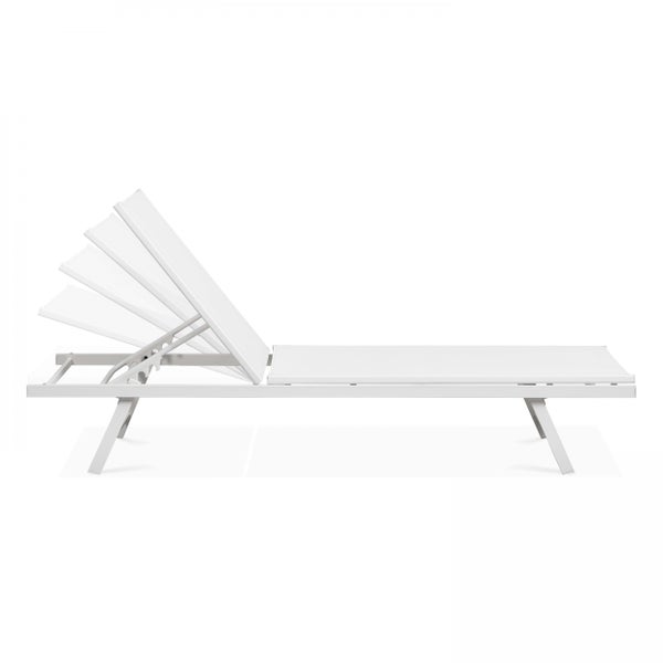 Weiße Gartenliege aus Aluminium mit verstellbarer Rückenlehne und Textilbespannung.