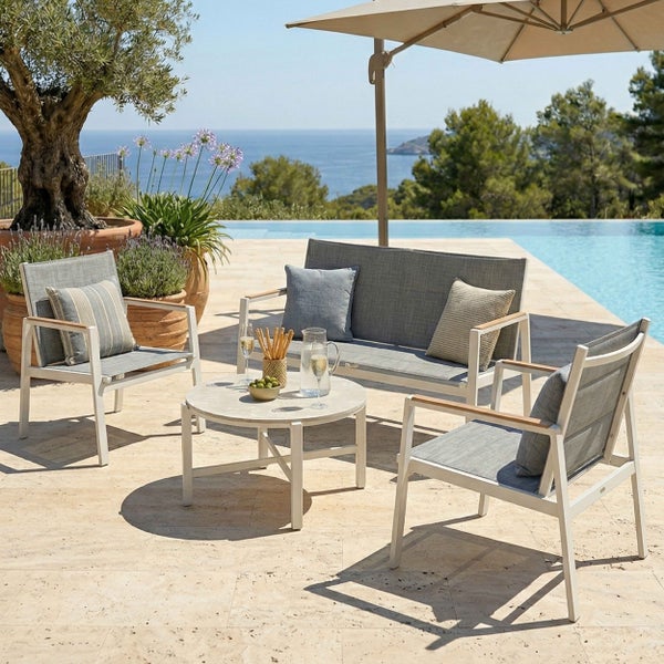 Garten-Lounge-Set aus weißem Aluminium mit Holzarmlehnen, bestehend aus Sofa, zwei Sesseln und rundem Tisch auf einer Terrasse am Pool.