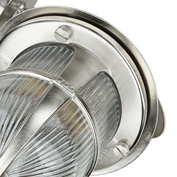 Nahaufnahme einer silberfarbenen Aussenleuchte mit klarem, geripptem Glas