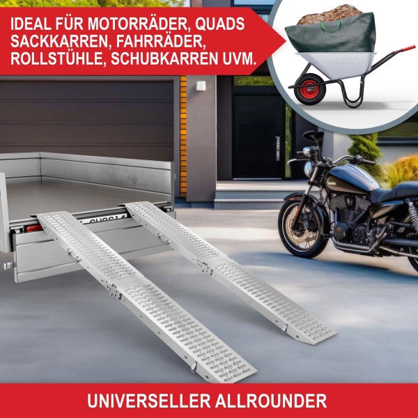 Zwei Auffahrrampen aus Aluminium an einem Anhänger montiert. Ideal für Motorräder, Quads, Sackkarren und Schubkarren.