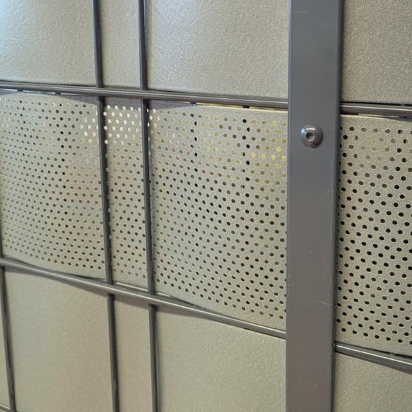 Detailansicht eines Regals mit Lochblech