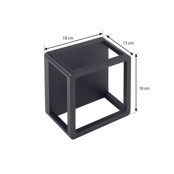 Moderne schwarze würfelförmige Wandleuchte mit Maßen: 18 Zentimeter Breite, 18 Zentimeter Höhe und 13 Zentimeter Tiefe.