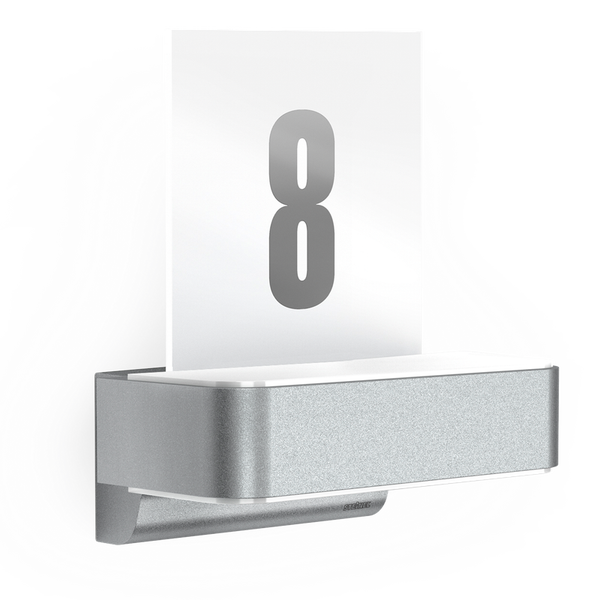 Steinel LED-Außenwandleuchte mit Hausnummer 8, silberfarbene moderne Wandleuchte aus Kunststoff und Aluminium.