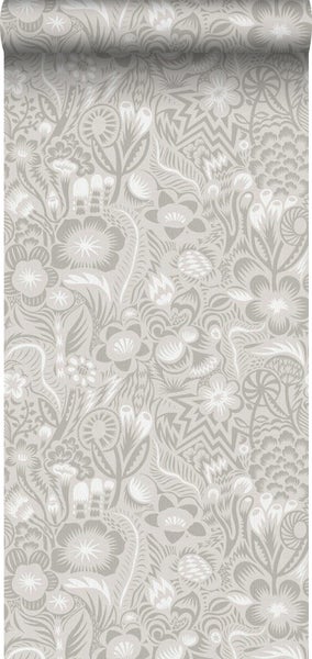 Ein Schlafzimmer mit floraler Tapete, Bett, Nachttisch und offener Tür.