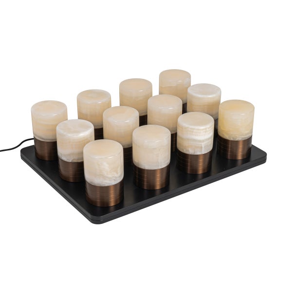 Set aus 12 kabellosen LED Tischlampen auf einem Ladetablett, Zylinderform mit Steinoptik und bronzefarbenem Metallsockel.