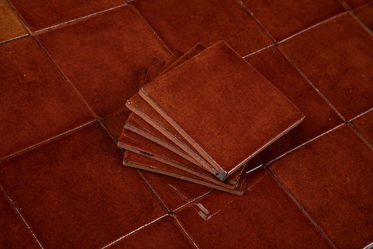 Quadratische Bodenfliesen aus Steinzeug