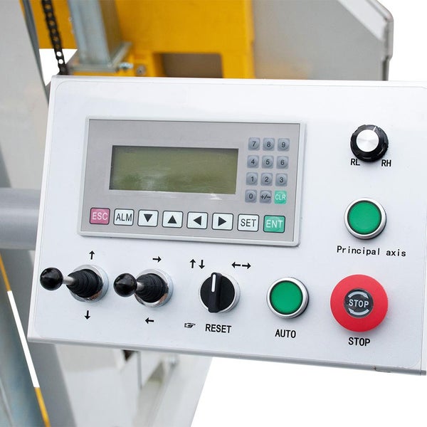 Bedienfeld einer Werkzeugmaschine mit Display, Tasten und Schaltern