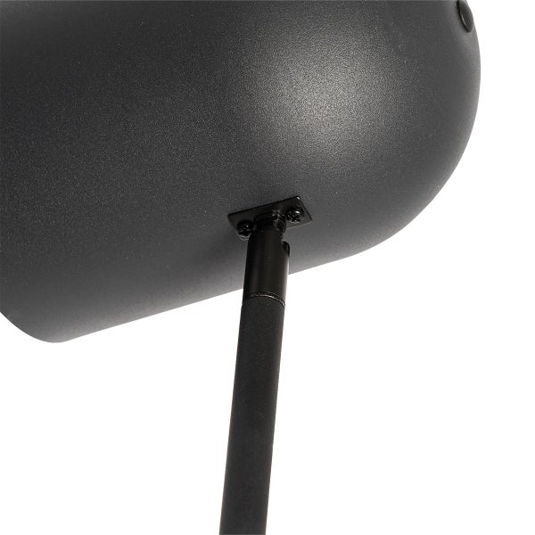 Detailansicht einer schwarzen Stehlampe mit Lampenfuß