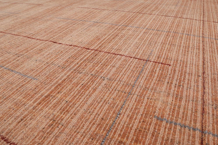 Strukturierter Teppich mit Linienmuster und gerippter Oberfläche.
