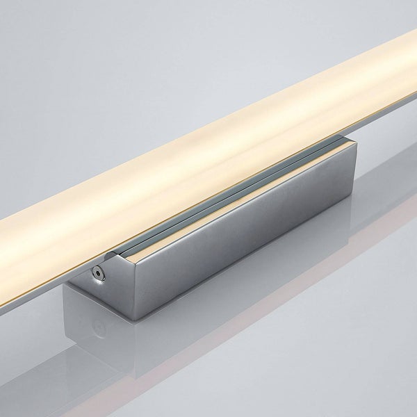 Nahaufnahme einer LED Wandleuchte mit rechteckiger Metallhalterung und warmweißem Leuchtstab