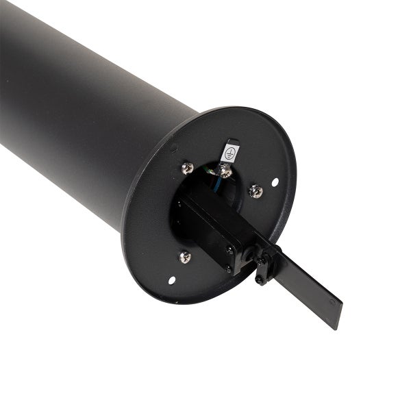 Basis einer schwarzen Außenleuchte mit sichtbarem elektrischen Anschluss und Erdungssymbol.