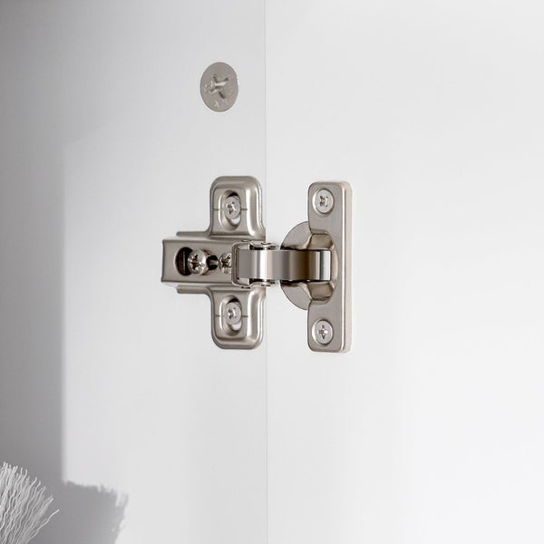 Möbelscharnier aus Metall an einer weißen Oberfläche