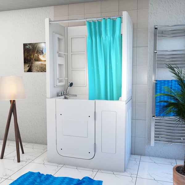 Weiße Sitzbadewanne mit integrierter Dusche, Tür für niedrigen Einstieg und türkisem Duschvorhang in einem hellen, modernen Badezimmer.