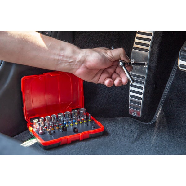 Steckschlüsselsatz im roten und schwarzen Kunststoffkoffer von KS Tools