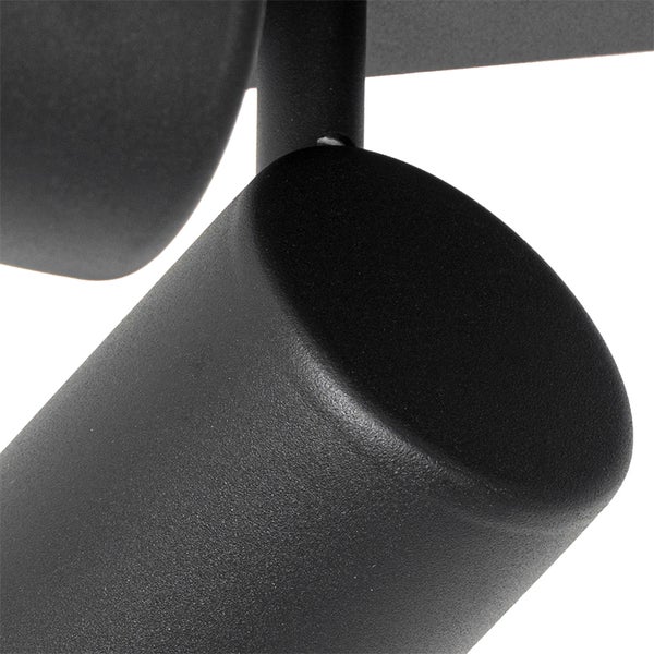 Detailaufnahme einer schwarzen Deckenleuchte mit Spots