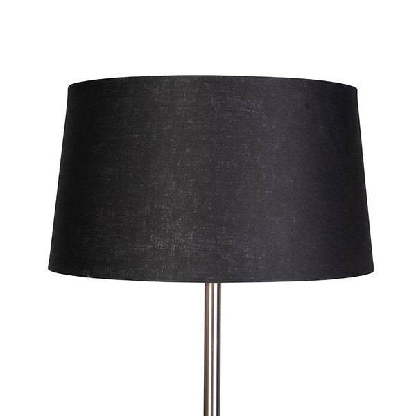 Lampenschirm aus schwarzem Textil auf einem Metallständer.