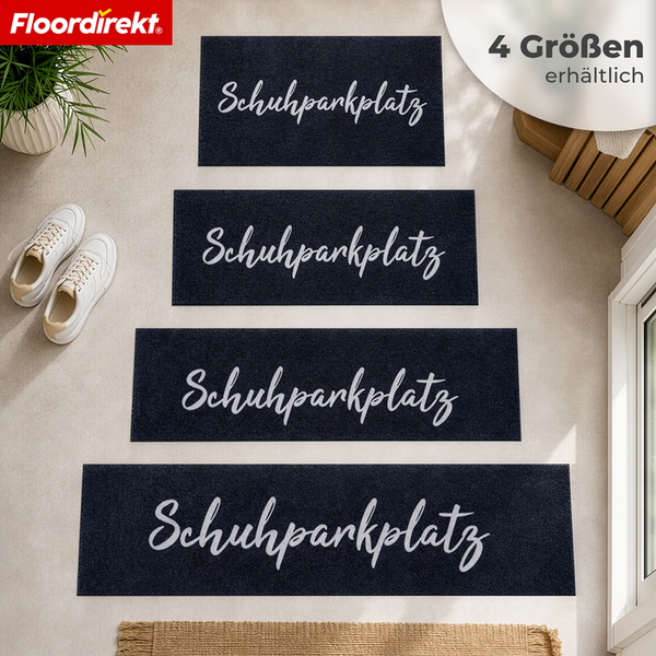 Floordirekt Logo. Vier Fußmatten in verschiedenen Größen mit Schriftzug Schuhparkplatz in hellem Eingangsbereich. Erhältlich in vier Größen.