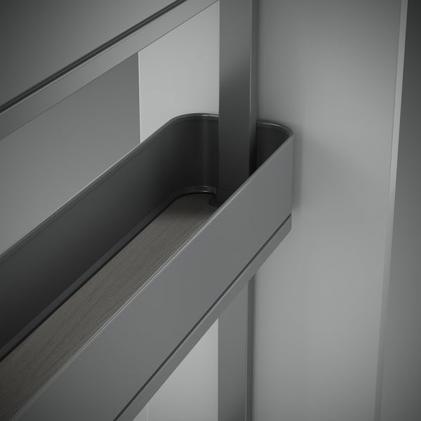 Auszugstablar für Küchenschrank mit Holzboden und Metallreling.