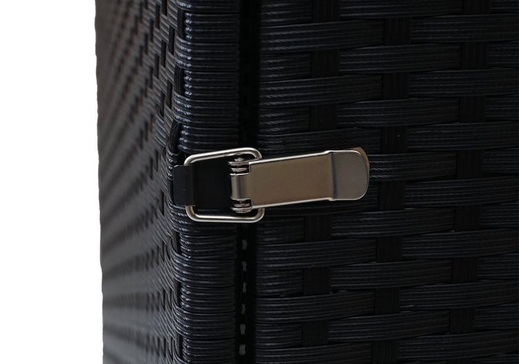 Detailansicht eines Verschlusses an einem schwarzen Rattankorb.