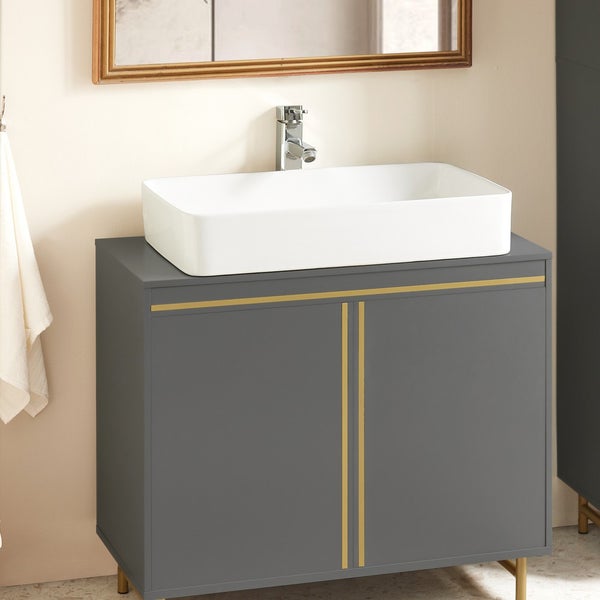 Waschtisch mit Aufsatzwaschbecken, Armatur und Spiegel