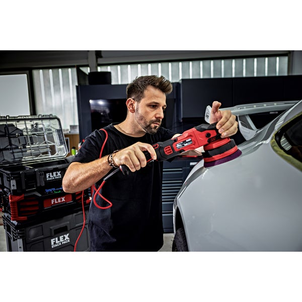 Ein Handwerker poliert mit einem Flex Exzenterpolierer die Karosserie eines Autos in einer Werkstatt mit Flex Stack Pack System.