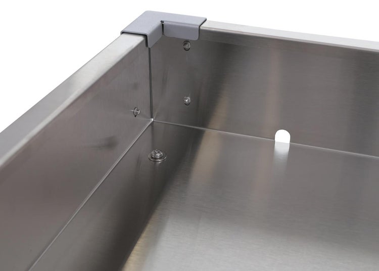 Detailansicht der Innenecke eines Edelstahlbehälters mit sichtbaren Schrauben und Eckverbinder.