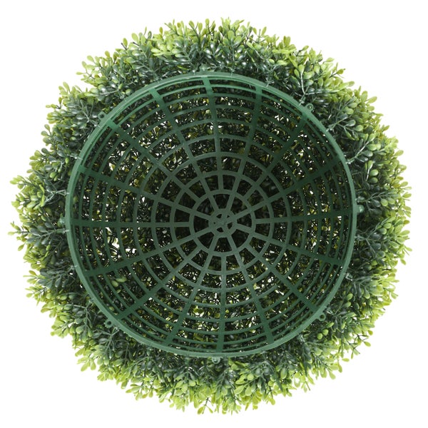 Künstliche Buchsbaumkugel von unten gesehen, Innenseite mit grünem Kunststoffgitter und kleinen Blättern.
