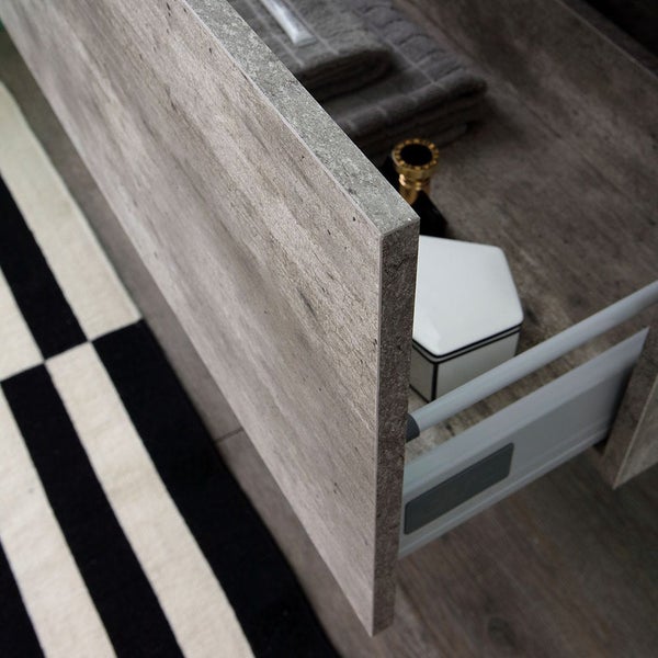 Detailaufnahme eines Badezimmerunterschranks mit offener Schublade