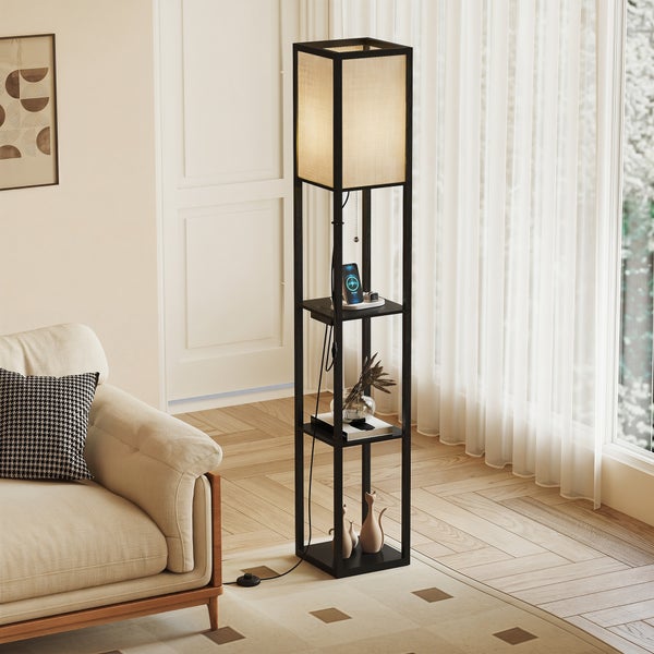 Moderne Stehlampe mit integrierten Regalböden und Ladestation in einem hellen Wohnzimmer mit Parkettboden, neben einem Sofa platziert.